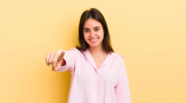 Jovem Hispânico Mulher Apontando Para Câmera Com Sorriso Satisfeito Confiante — Fotografia de Stock