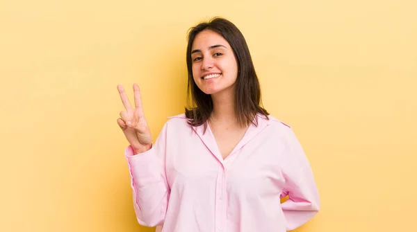 Jovem Hispânico Mulher Sorrindo Olhando Feliz Despreocupado Positivo Gesticulando Vitória — Fotografia de Stock