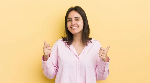 Jovem Hispânico Mulher Sorrindo Alegremente Olhando Feliz Sentindo Despreocupado Positivo — Fotografia de Stock