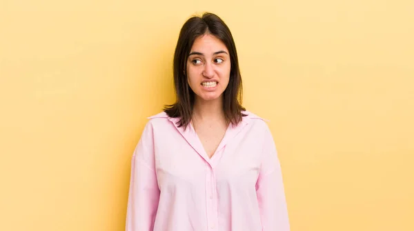 Giovane Donna Ispanica Che Sembra Preoccupata Stressata Ansiosa Spaventata Nel — Foto Stock