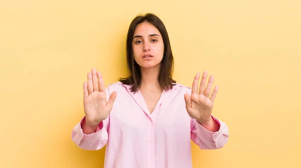 Junge Hispanische Frau Die Ernst Unglücklich Wütend Und Unzufrieden Aussieht — Stockfoto