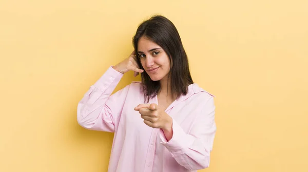 Giovane Donna Ispanica Sorridente Allegramente Indicando Fotocamera Mentre Effettua Una — Foto Stock