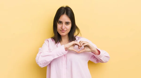 Jovem Hispânico Mulher Sorrindo Sentindo Feliz Bonito Romântico Apaixonado Fazendo — Fotografia de Stock