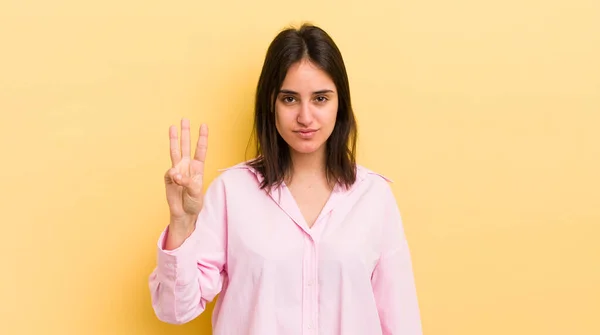 Ung Latinamerikansk Kvinna Ler Och Ser Vänlig Visar Nummer Tre — Stockfoto