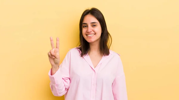 Jonge Spaanse Vrouw Glimlachend Zoek Vriendelijk Tonen Nummer Twee Tweede — Stockfoto
