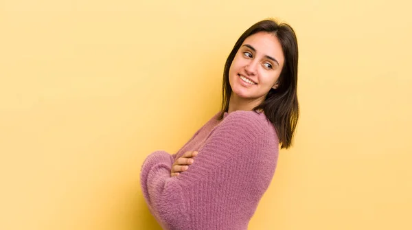 Jonge Spaanse Vrouw Glimlachend Vrolijk Gelukkig Tevreden Ontspannen Met Gekruiste — Stockfoto