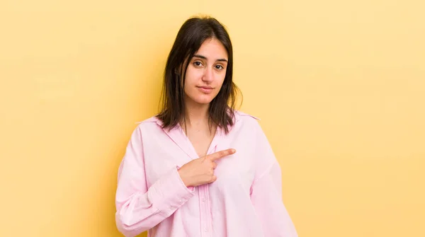 Young Hispanic Woman Smiling Cheerfully Feeling Happy Pointing Side Upwards — Stock Photo, Image