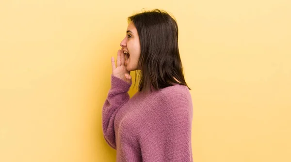 Joven Mujer Hispana Vista Perfil Mirando Feliz Emocionado Gritando Llamando — Foto de Stock