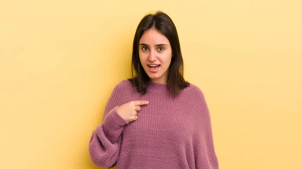 Ung Latinamerikansk Kvinna Ser Glad Stolt Och Överraskad Glatt Pekar — Stockfoto