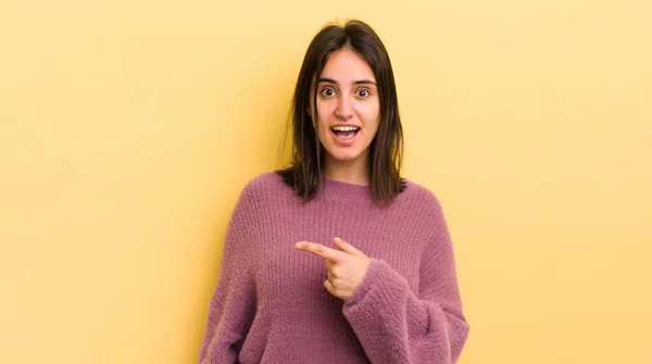 Jonge Spaanse Vrouw Zoek Opgewonden Verrast Wijzend Naar Zijkant Omhoog — Stockfoto