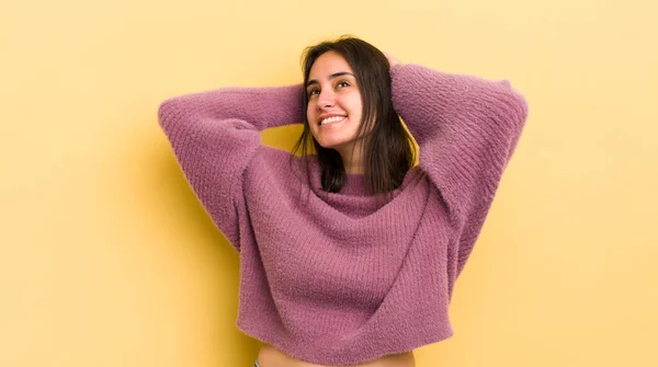 Молода Іспаномовна Жінка Посміхається Відчуває Розслаблений Задоволений Безтурботний Позитивно Сміється — стокове фото