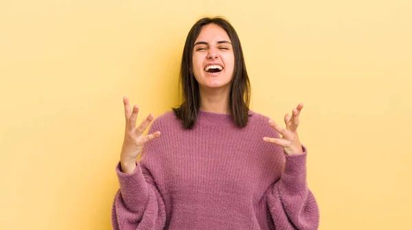 Joven Mujer Hispana Gritando Furiosamente Sintiéndose Estresada Molesta Con Las —  Fotos de Stock