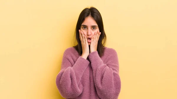 Joven Mujer Hispana Sintiéndose Conmocionada Asustada Mirando Aterrorizada Con Boca —  Fotos de Stock