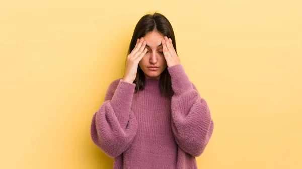 Ung Latinamerikansk Kvinna Ser Stressad Och Frustrerad Arbetar Press Med — Stockfoto