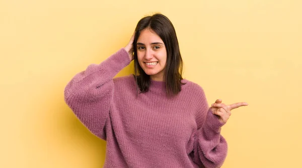 Jonge Spaanse Vrouw Lachen Kijken Gelukkig Positief Verrast Realiseert Zich — Stockfoto