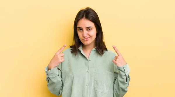 Ung Latinamerikansk Kvinna Med Dålig Attityd Ser Stolt Och Aggressiv — Stockfoto