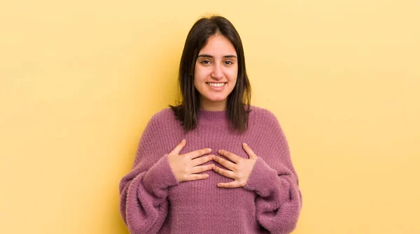 Jovem Hispânico Mulher Olhando Feliz Surpreso Orgulhoso Animado Apontando Para — Fotografia de Stock