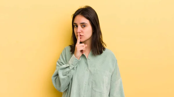 Jonge Spaanse Vrouw Vraagt Stilte Stilte Gebaart Met Vinger Voor — Stockfoto