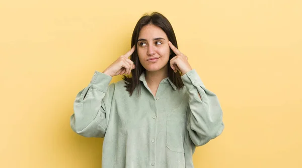 Junge Hispanische Frau Die Konzentriert Auf Eine Idee Schaut Und — Stockfoto