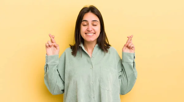 Joven Mujer Hispana Sonriendo Ansiosamente Cruzando Ambos Dedos Sintiéndose Preocupada — Foto de Stock