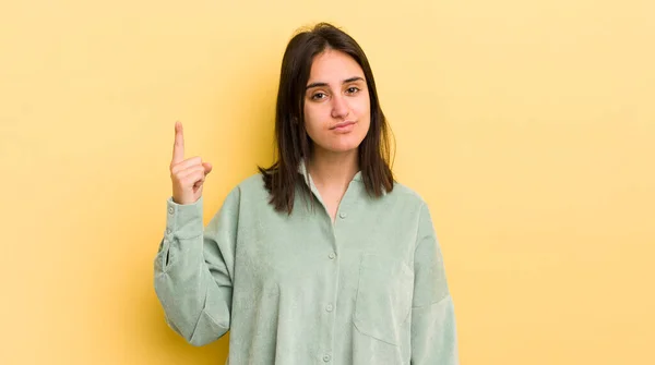 Jovem Hispânico Mulher Sentindo Como Gênio Segurando Dedo Orgulhosamente Depois — Fotografia de Stock