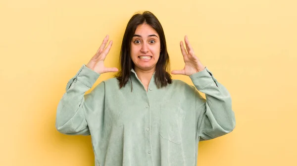 Joven Mujer Hispana Gritando Con Las Manos Alto Sintiéndose Furiosa —  Fotos de Stock