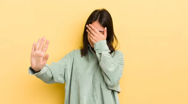 Junge Hispanische Frau Die Das Gesicht Mit Der Hand Bedeckt — Stockfoto