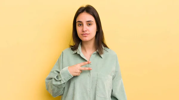 Genç Spanyol Kadın Kendini Mutlu Pozitif Başarılı Hissediyor Göğsünde Yapımı — Stok fotoğraf
