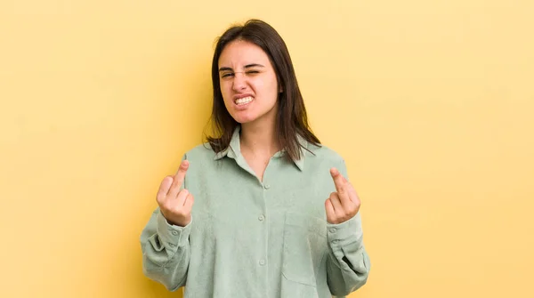 Jonge Spaanse Vrouw Die Zich Provocerend Agressief Obsceen Voelt Middelvinger — Stockfoto