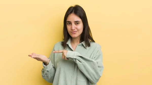 Genç Spanyol Kadın Neşeyle Gülümsüyor Yan Taraftaki Fotokopi Alanını Işaret — Stok fotoğraf