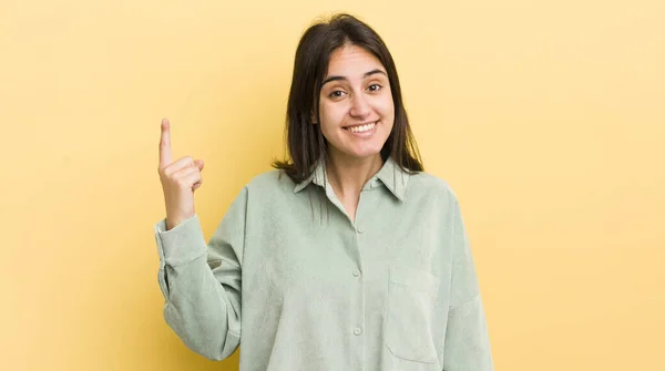 Ung Latinamerikansk Kvinna Känner Sig Som Glad Och Upphetsad Geni — Stockfoto