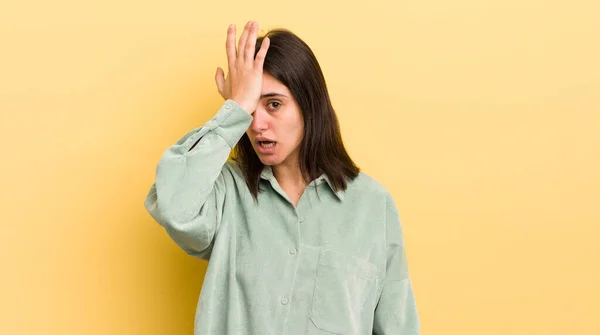 Young Hispanic Woman Raising Palm Forehead Thinking Oops Making Stupid — Zdjęcie stockowe