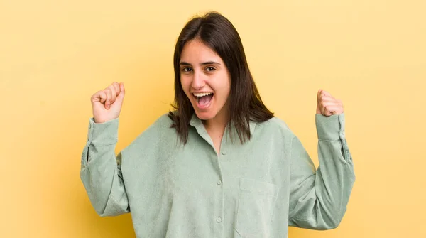 Ung Latinamerikansk Kvinna Känner Sig Glad Positiv Och Framgångsrik Firar — Stockfoto