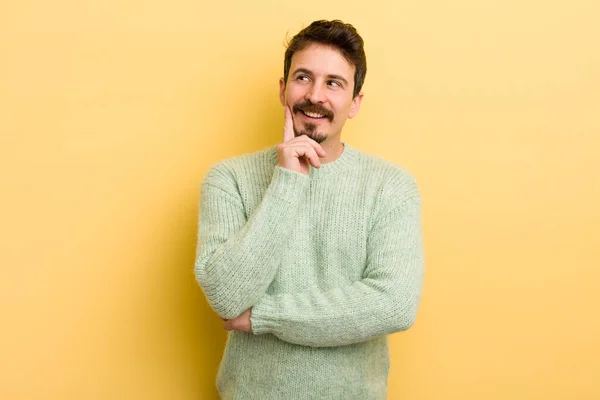 Joven Hispano Sonriendo Feliz Soñando Despierto Dudando Mirando Lado —  Fotos de Stock