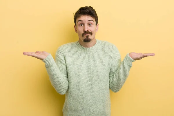 Young Hispanic Man Feeling Puzzled Confused Doubting Weighting Choosing Different — Stock Photo, Image