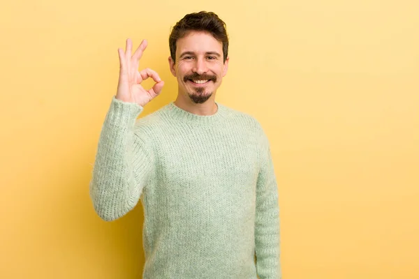 Joven Hispano Sintiéndose Feliz Relajado Satisfecho Mostrando Aprobación Con Gesto — Foto de Stock