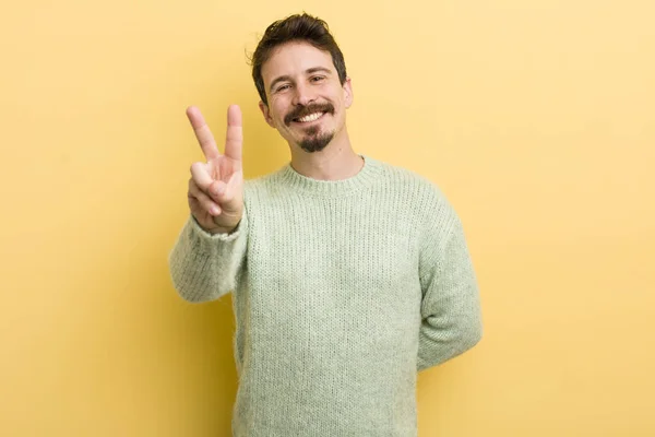 Jonge Spaanse Man Glimlachend Kijkend Gelukkig Zorgeloos Positief Gebaren Van — Stockfoto