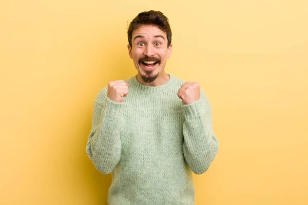 Νεαρός Ισπανόφωνος Άνδρας Αισθάνεται Σοκαρισμένος Ενθουσιασμένος Και Χαρούμενος Γελώντας Και — Φωτογραφία Αρχείου