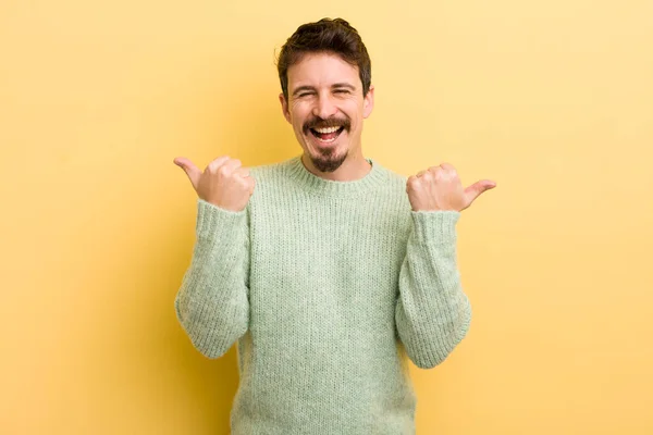 Joven Hispano Sonriendo Alegremente Luciendo Feliz Sintiéndose Despreocupado Positivo Con — Foto de Stock