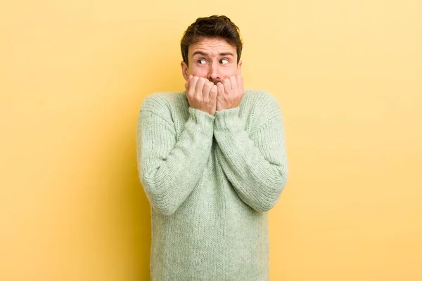 Ung Latinamerikansk Man Ser Orolig Orolig Stressad Och Rädd Bita — Stockfoto