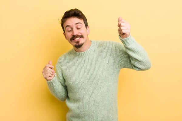 Joven Hispano Sonriendo Sintiéndose Despreocupado Relajado Feliz Bailando Escuchando Música — Foto de Stock