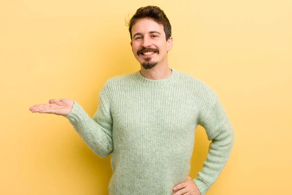 Jovem Hispânico Sorrindo Sentindo Confiante Bem Sucedido Feliz Mostrando Conceito — Fotografia de Stock