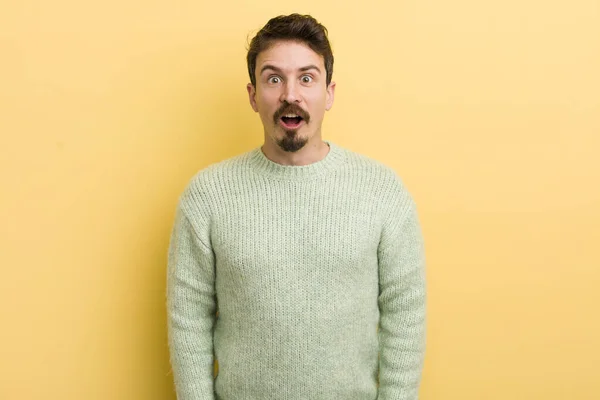 Jeune Homme Hispanique Regardant Très Choqué Surpris Regardant Avec Bouche — Photo