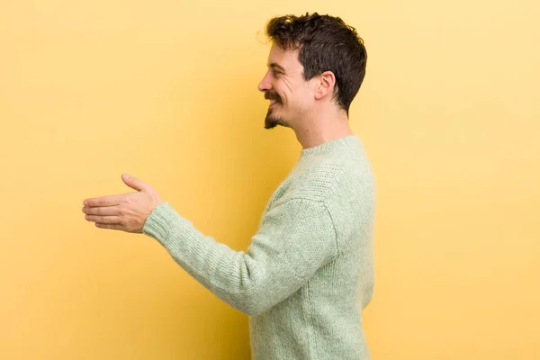 Jovem Hispânico Homem Sorrindo Cumprimentando Você Oferecendo Aperto Mão Para — Fotografia de Stock