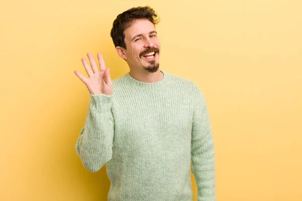 Ung Hispanic Mann Smiler Lykkelig Glad Vinker Med Hånden Hilser – stockfoto