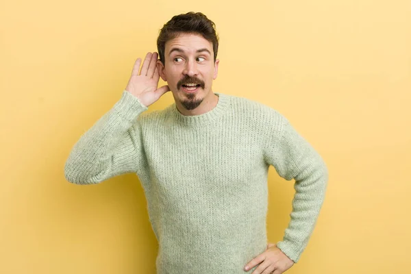 Junger Hispanischer Mann Lächelt Schaut Neugierig Zur Seite Versucht Klatsch — Stockfoto