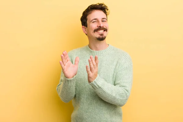 Joven Hispano Sintiéndose Feliz Exitoso Sonriendo Aplaudiendo Diciendo Felicitaciones Con — Foto de Stock