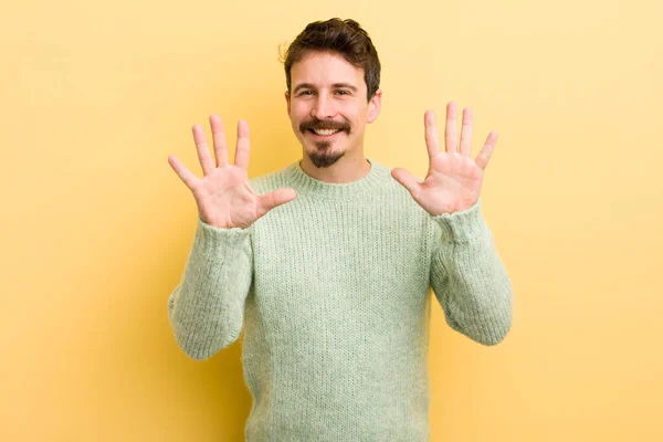 Jonge Spaanse Man Glimlachend Zoek Vriendelijk Tonen Nummer Tien Tiende — Stockfoto