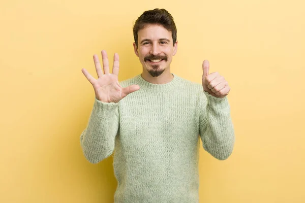 Jovem Hispânico Homem Sorrindo Olhando Amigável Mostrando Número Seis Sexto — Fotografia de Stock