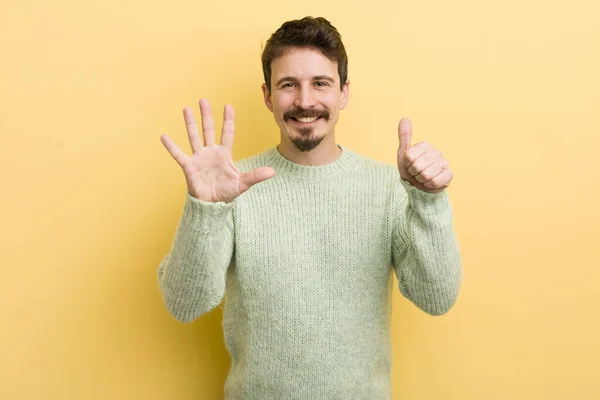 Jeune Homme Hispanique Souriant Regardant Amical Montrant Numéro Six Sixième — Photo